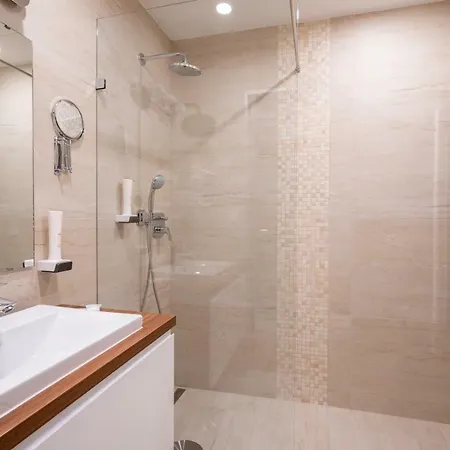 Doresz Wellness Panzio 住宿加早餐酒店 Újhartyán